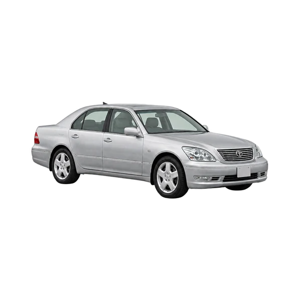 Toyota Celsior 2005 en plateado, vista frontal tres cuartos (hacia la izquierda)