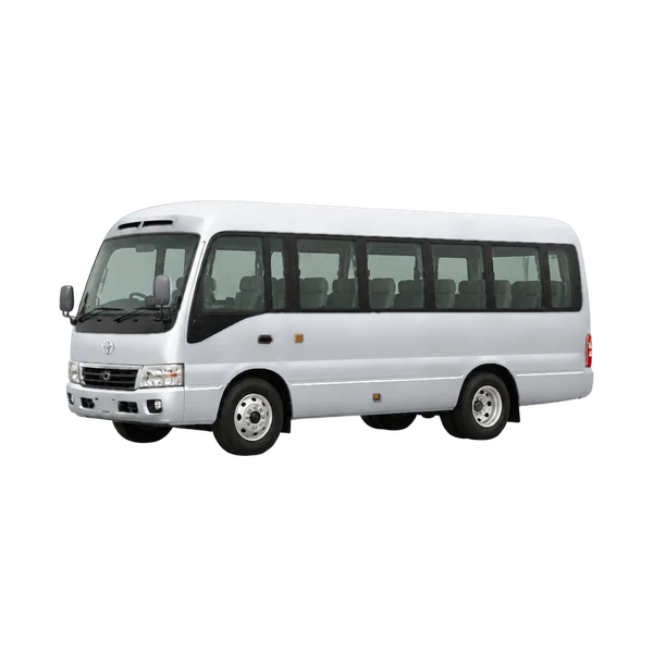 Toyota Coaster 2015 باللون فضي، منظر منظر أمامي بزاوية ثلاثة أرباع (متجه لليسار)