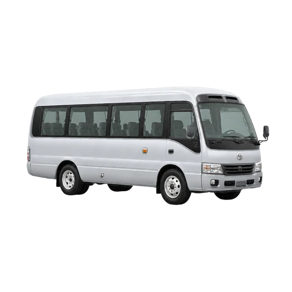 Toyota Coaster 2015 باللون فضي، منظر زاوية ثلاثة أرباع أمامية (باتجاه اليمين)
