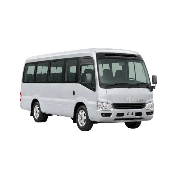 Toyota Coaster 2019 باللون فضي، منظر زاوية ثلاثة أرباع أمامية (باتجاه اليمين)