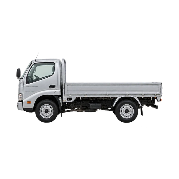 Toyota Dyna 100 2015 باللون فضي، منظر جانبي (متجه إلى اليسار)