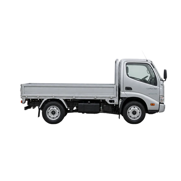 Toyota Dyna 100 2015 باللون فضي، منظر منظر جانبي (باتجاه اليمين)