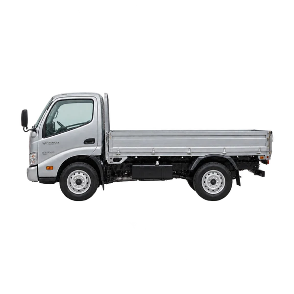 Toyota Dyna 150 2015 en plateado, vista lateral (mirando a la izquierda)