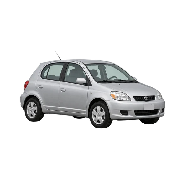 Toyota Echo 2005 en plateado, vista frontal tres cuartos (hacia la izquierda)