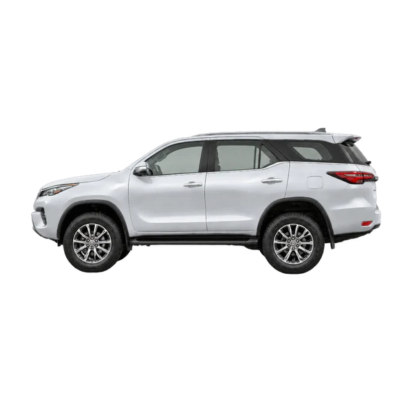 Toyota Fortuner 2025 en plateado, vista lateral (mirando a la izquierda)