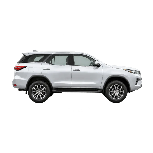 Toyota Fortuner 2025 en plateado, vista lateral (hacia la derecha)