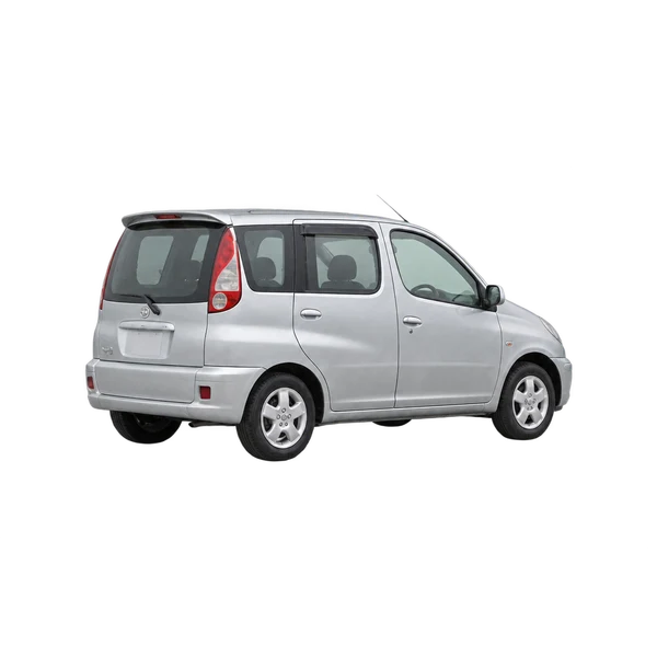 Toyota Funcargo 2005 باللون فضي، منظر ثلاثة أرباع خلفي (باتجاه اليسار)