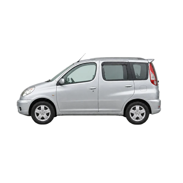 Toyota Funcargo 2005 باللون فضي، منظر جانبي (متجه إلى اليسار)