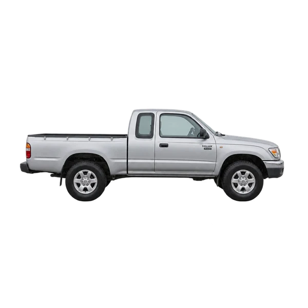Toyota Hilux 2000 باللون فضي، منظر منظر جانبي (باتجاه اليمين)