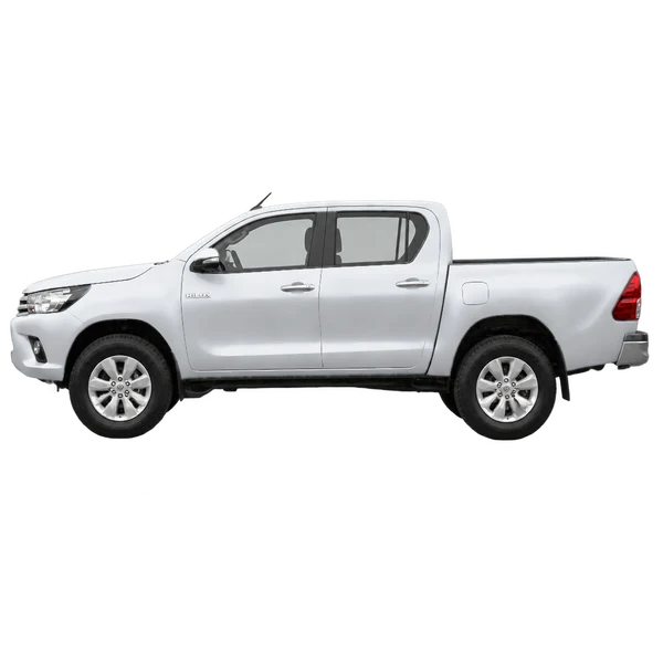 Toyota Hilux 2016 باللون فضي، منظر جانبي (متجه إلى اليسار)