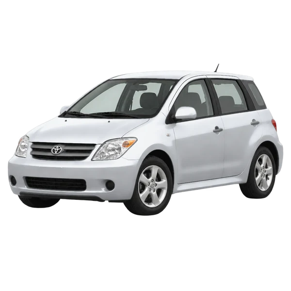 Toyota IST 2003 باللون فضي، منظر منظر أمامي بزاوية ثلاثة أرباع (متجه لليسار)