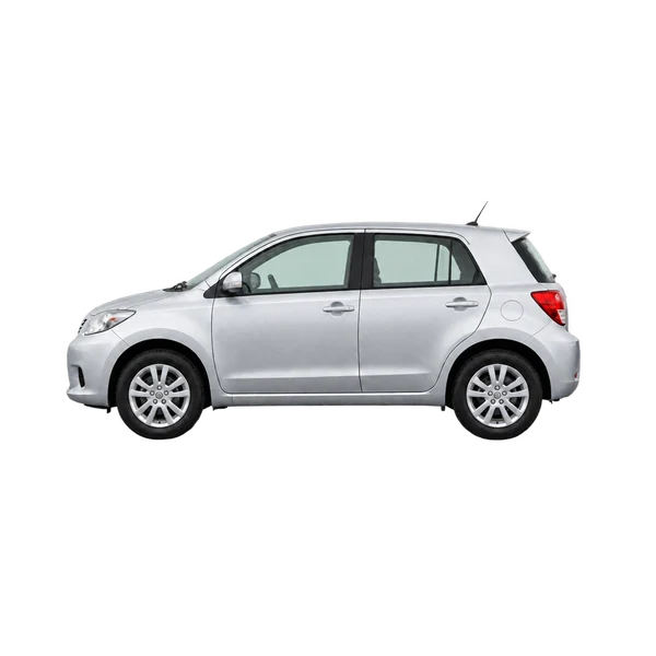Toyota IST 2015 en plateado, vista lateral (mirando a la izquierda)