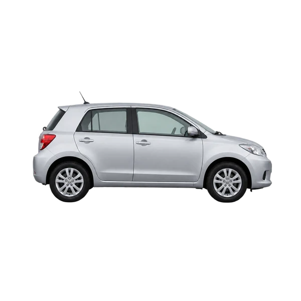 Toyota IST 2015 en plateado, vista lateral (hacia la derecha)