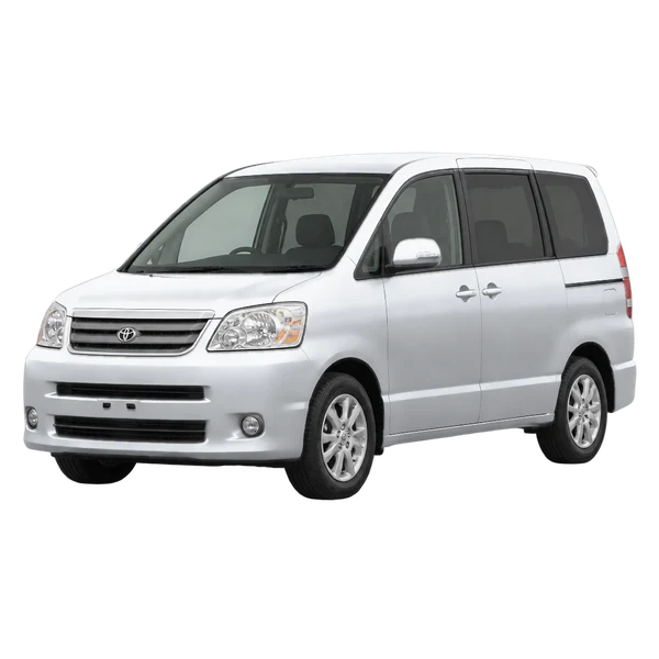 Toyota Noah 2007 باللون فضي، منظر منظر أمامي بزاوية ثلاثة أرباع (متجه لليسار)