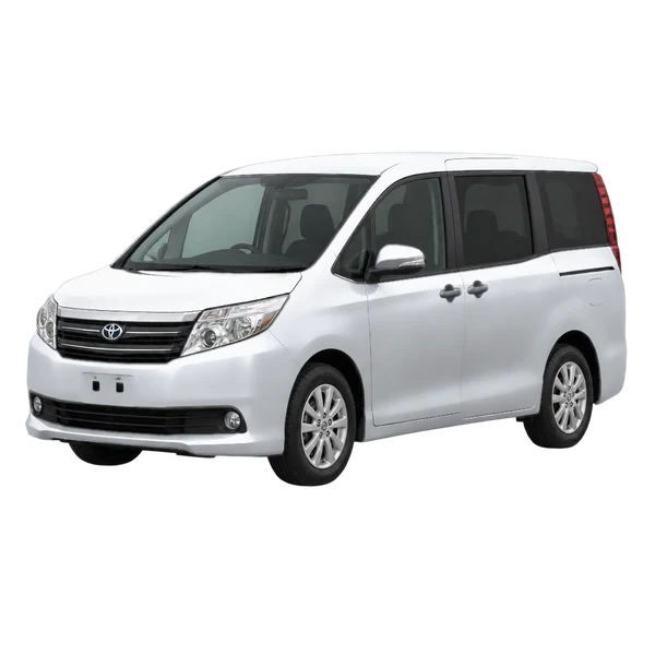 Toyota Noah 2014 باللون فضي، منظر منظر أمامي بزاوية ثلاثة أرباع (متجه لليسار)