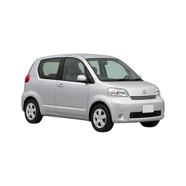 Toyota Porte 2005 باللون فضي، منظر منظر أمامي بزاوية ثلاثة أرباع (متجه لليسار)