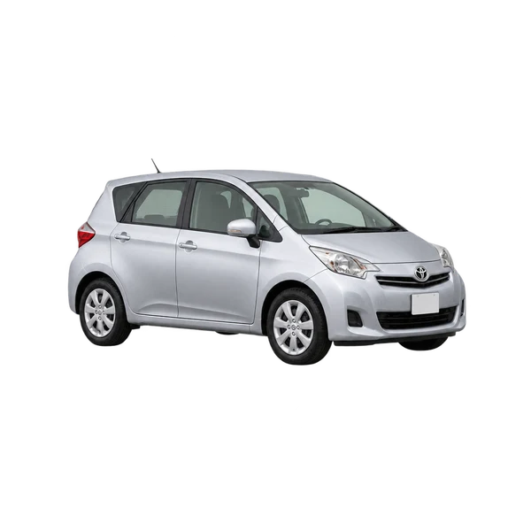 Toyota Ractis 2015 باللون فضي، منظر منظر أمامي بزاوية ثلاثة أرباع (متجه لليسار)