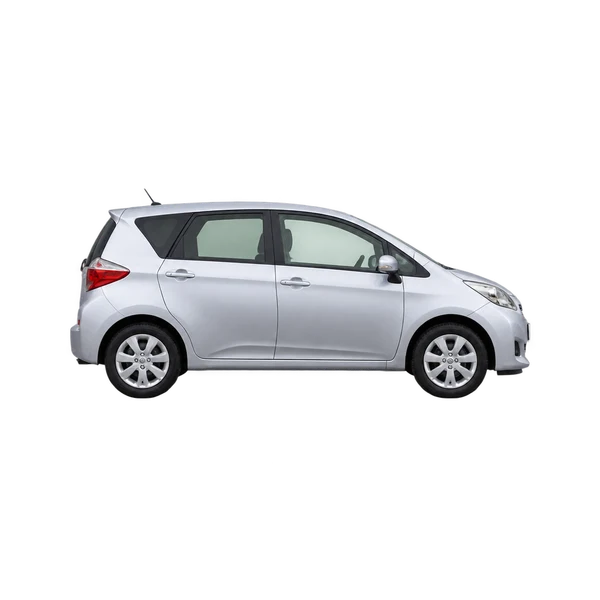 Toyota Ractis 2015 باللون فضي، منظر منظر جانبي (باتجاه اليمين)
