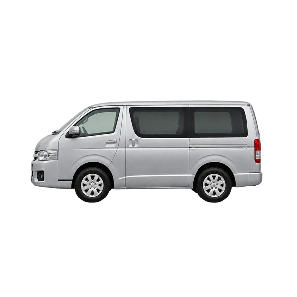 Toyota Regius 2015 باللون فضي، منظر جانبي (متجه إلى اليسار)