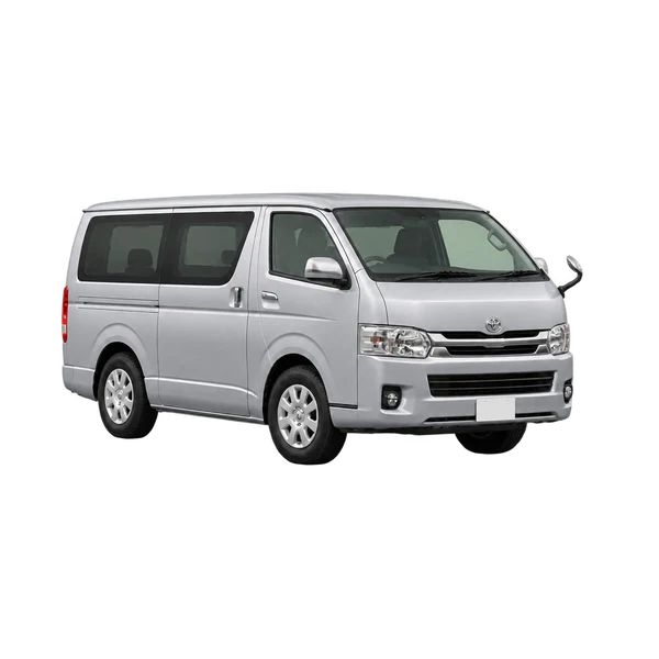 Toyota Regius 2020 باللون فضي، منظر منظر أمامي بزاوية ثلاثة أرباع (متجه لليسار)