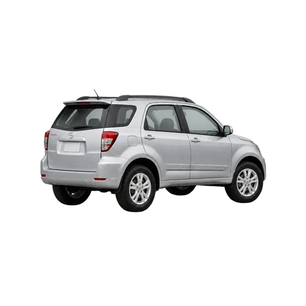 Toyota Rush 2015 باللون فضي، منظر ثلاثة أرباع خلفي (باتجاه اليسار)