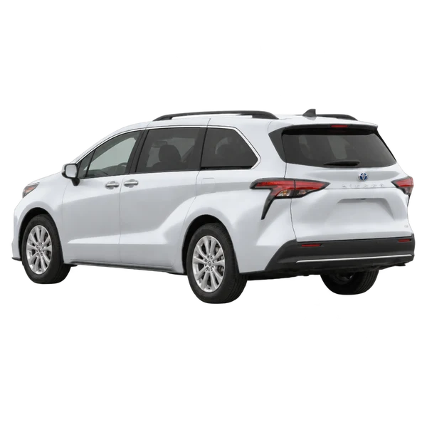 Toyota Sienna 2021 باللون فضي، منظر ثلاثة أرباع خلفي (باتجاه اليسار)