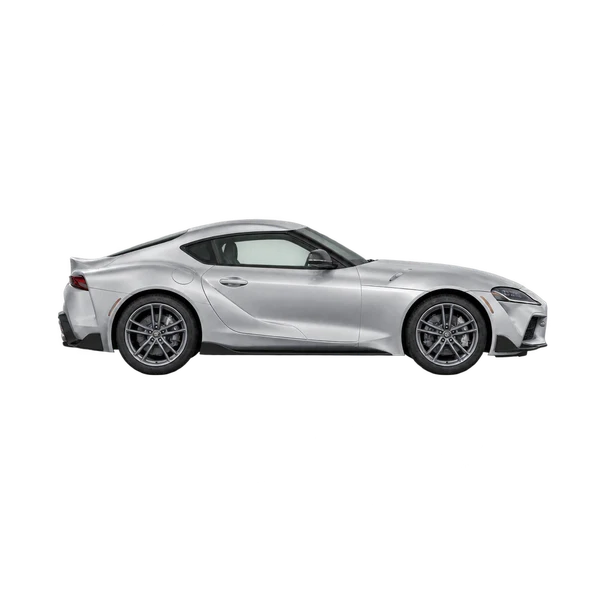 Toyota Supra 2022 باللون فضي، منظر منظر جانبي (باتجاه اليمين)
