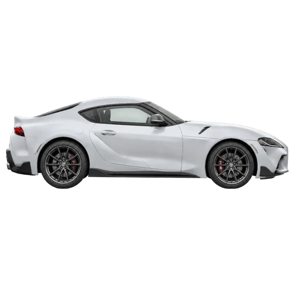 Toyota Supra 2023 باللون فضي، منظر منظر جانبي (باتجاه اليمين)