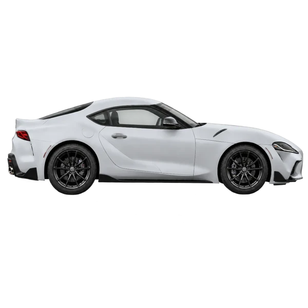 Toyota Supra 2024 باللون فضي، منظر منظر جانبي (باتجاه اليمين)