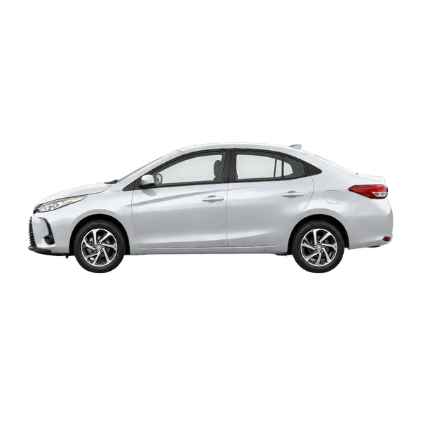 Toyota Vios 2022 en plateado, vista lateral (mirando a la izquierda)