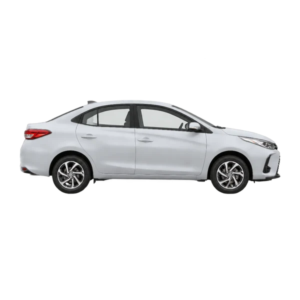 Toyota Vios 2022 en plateado, vista lateral (hacia la derecha)