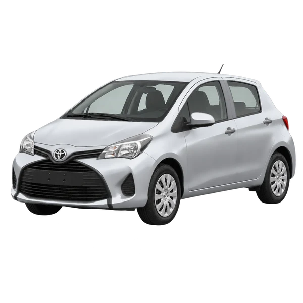 Toyota Vitz 2015 باللون فضي، منظر منظر أمامي بزاوية ثلاثة أرباع (متجه لليسار)