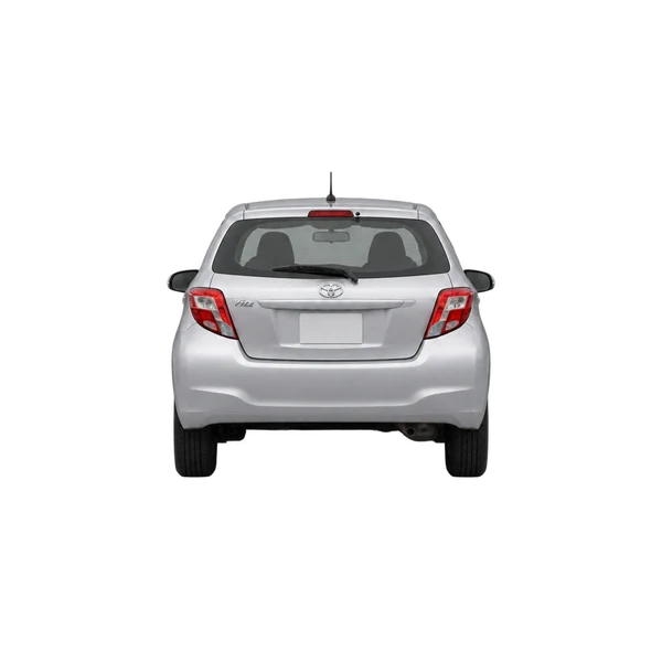 Toyota Vitz 2015 باللون فضي، منظر من الخلف