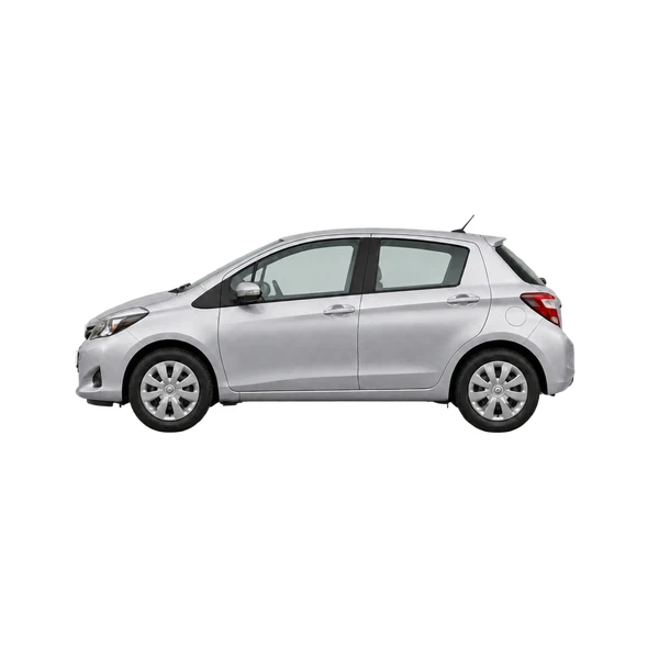 Toyota Vitz 2015 باللون فضي، منظر جانبي (متجه إلى اليسار)