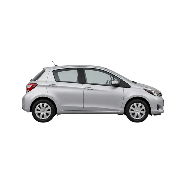 Toyota Vitz 2015 باللون فضي، منظر منظر جانبي (باتجاه اليمين)