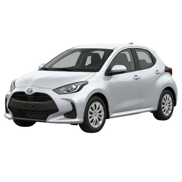 Toyota Vitz 2026 باللون فضي، منظر منظر أمامي بزاوية ثلاثة أرباع (متجه لليسار)