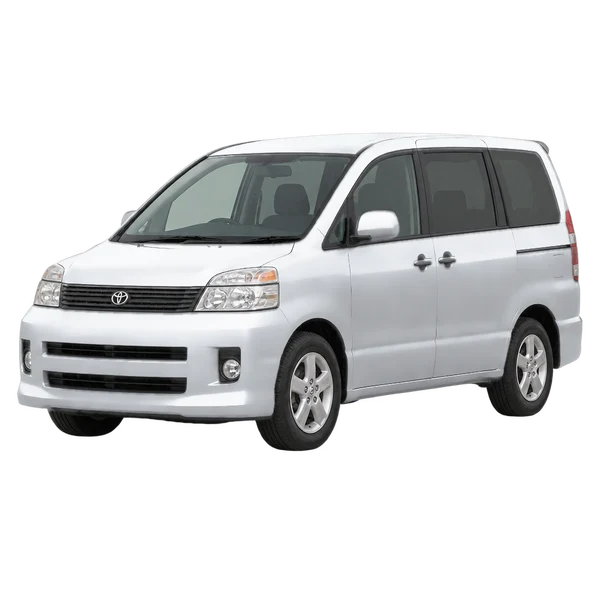 Toyota Voxy 2005 باللون فضي، منظر منظر أمامي بزاوية ثلاثة أرباع (متجه لليسار)