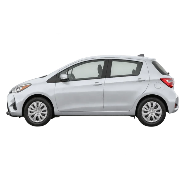 Toyota Yaris 2020 باللون فضي، منظر جانبي (متجه إلى اليسار)