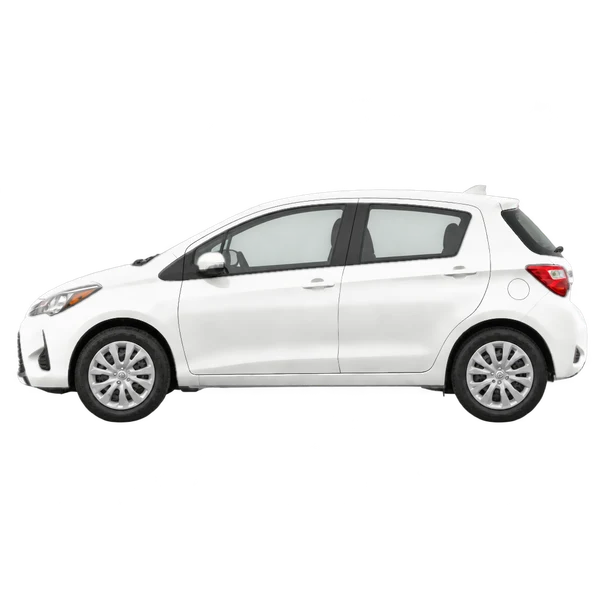 Toyota Yaris 2020 باللون أبيض، منظر جانبي (متجه إلى اليسار)