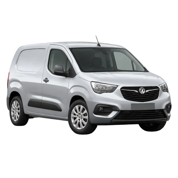 Vauxhall Combo 2022 باللون فضي، منظر منظر أمامي بزاوية ثلاثة أرباع (متجه لليسار)