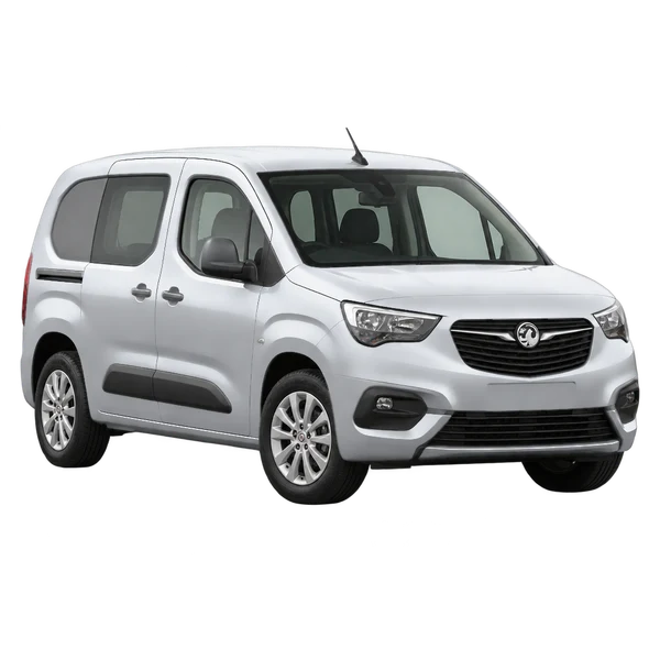 Vauxhall Combo 2023 باللون فضي، منظر منظر أمامي بزاوية ثلاثة أرباع (متجه لليسار)