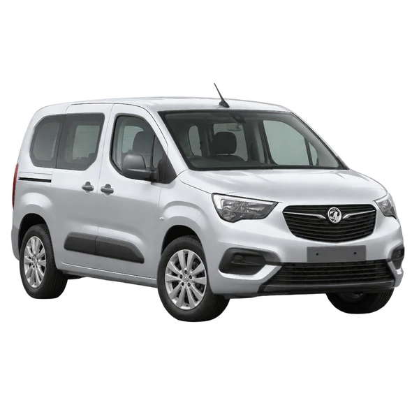 Vauxhall Combo 2025 باللون فضي، منظر منظر أمامي بزاوية ثلاثة أرباع (متجه لليسار)