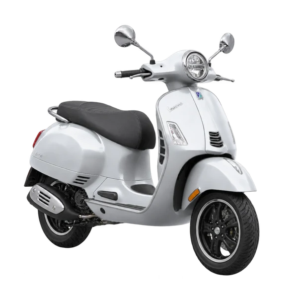 Vespa GTS 2026 argent, vue trois-quarts avant (orienté vers la gauche)