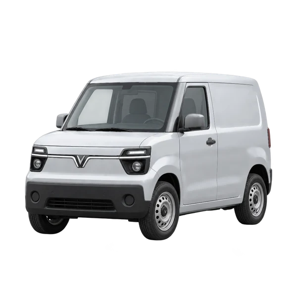 VinFast EC Van 2025 باللون فضي، منظر منظر أمامي بزاوية ثلاثة أرباع (متجه لليسار)