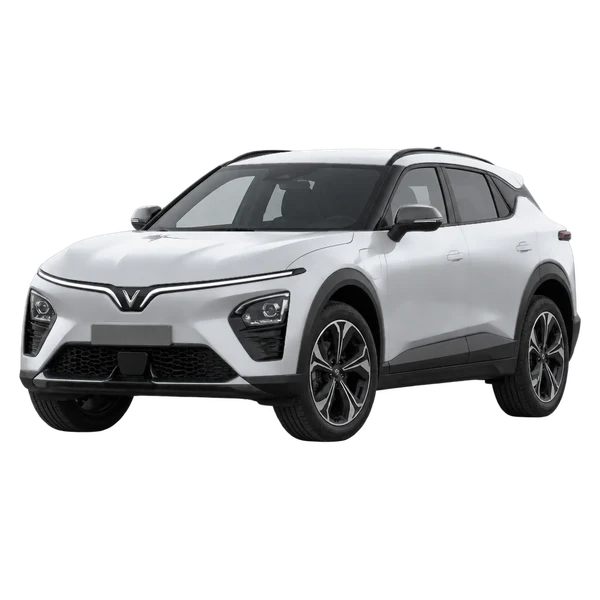 VinFast VF 7 2024 باللون فضي، منظر منظر أمامي بزاوية ثلاثة أرباع (متجه لليسار)