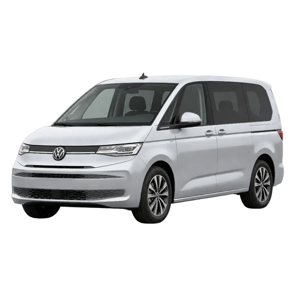Volkswagen Multivan 2022 باللون فضي، منظر منظر أمامي بزاوية ثلاثة أرباع (متجه لليسار)