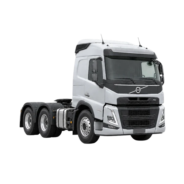 Volvo FM 2025 باللون فضي، منظر زاوية ثلاثة أرباع أمامية (باتجاه اليمين)