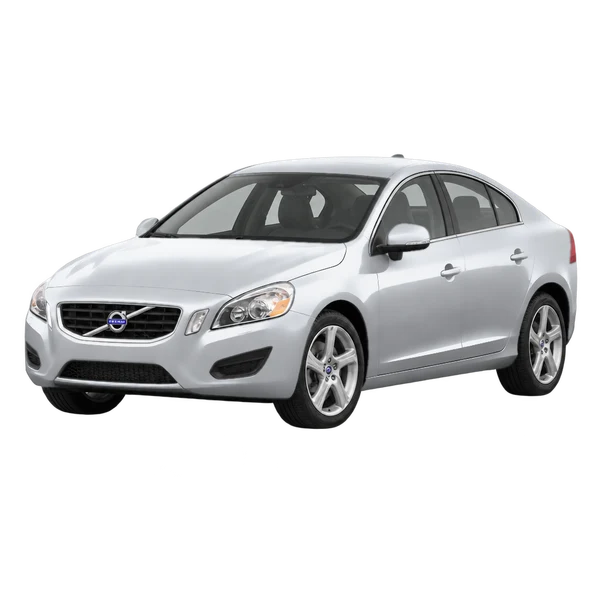Volvo S60 2015 باللون فضي، منظر منظر أمامي بزاوية ثلاثة أرباع (متجه لليسار)