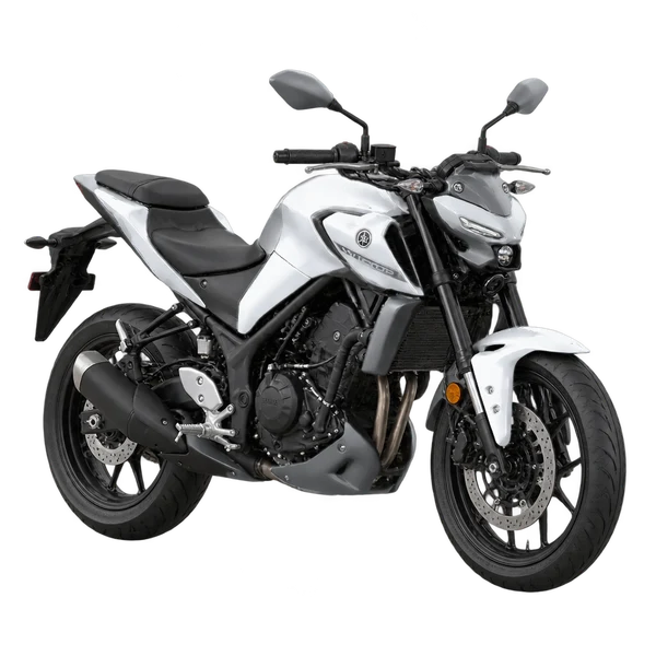 Yamaha MT-03 2022 باللون فضي، منظر منظر أمامي بزاوية ثلاثة أرباع (متجه لليسار)